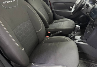 Подержанный автомобиль Renault Sandero 2018 года (9 фото)