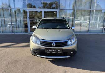Подержанный автомобиль Renault Sandero 2014 года (2 фото)