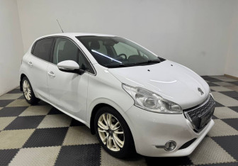Подержанный автомобиль Peugeot 208 2013 года (3 фото)
