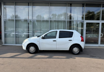 Подержанный автомобиль Renault Sandero 2010 года (8 фото)