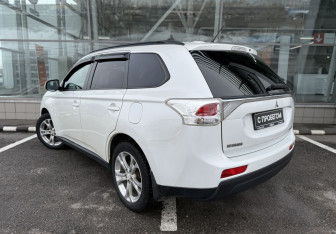 Подержанный автомобиль Mitsubishi Outlander 2013 года (7 фото)