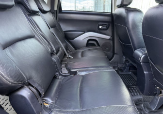 Подержанный автомобиль Mitsubishi Outlander 2007 года (11 фото)