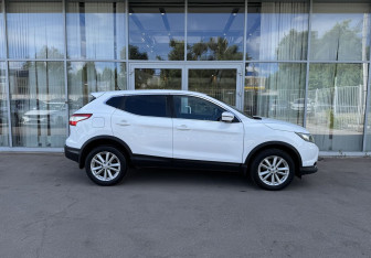 Подержанный автомобиль Nissan Qashqai 2016 года (4 фото)
