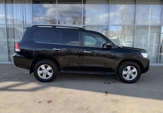 Подержанный автомобиль Toyota Land Cruiser Suv 2020 года (8 фото)